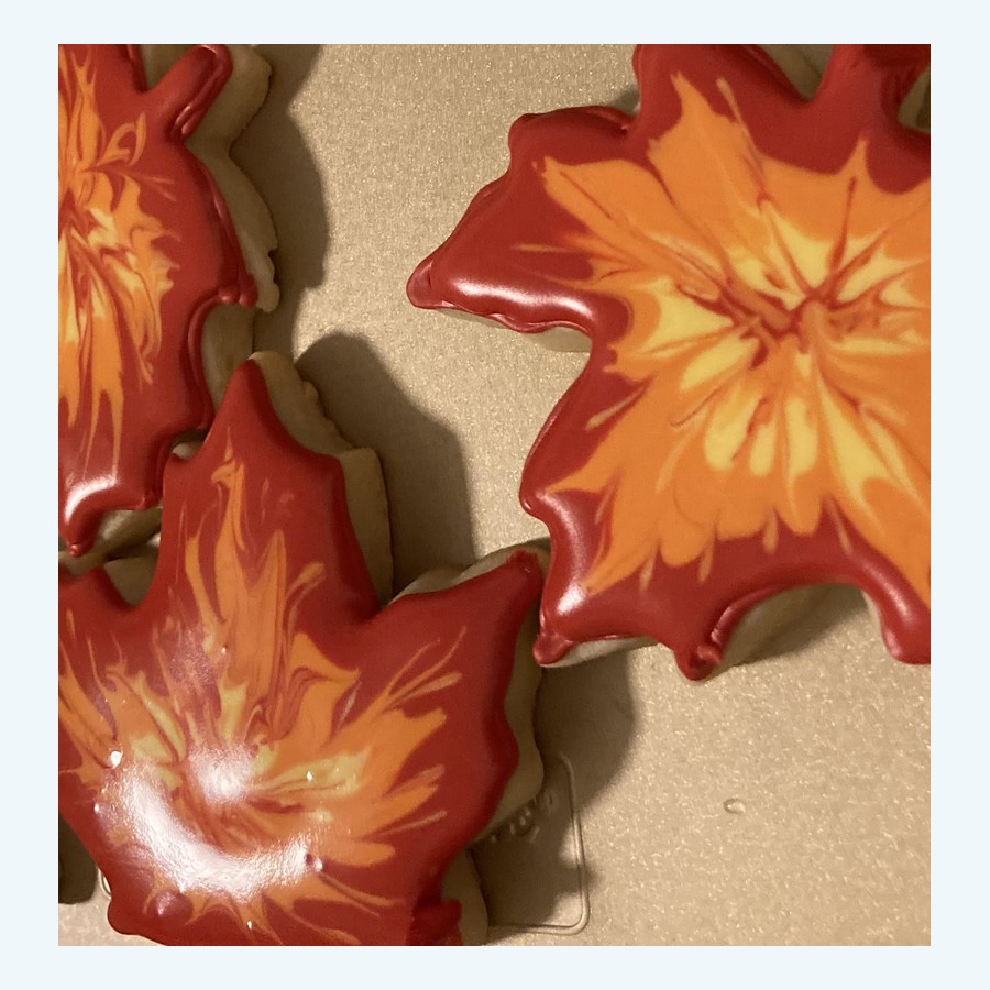 Large cookie — maple leaf